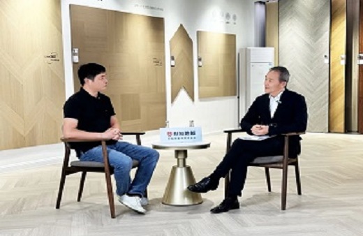 大咖品鑒 行業堅守|王石再次蒞臨世友地板總部，探尋2024世友新品背后奧秘